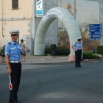 I VIGILI AL LAVORO DURANTE LA CORSA